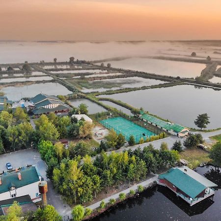 Hotel "Озерний Край" Pustomyty Exteriér fotografie