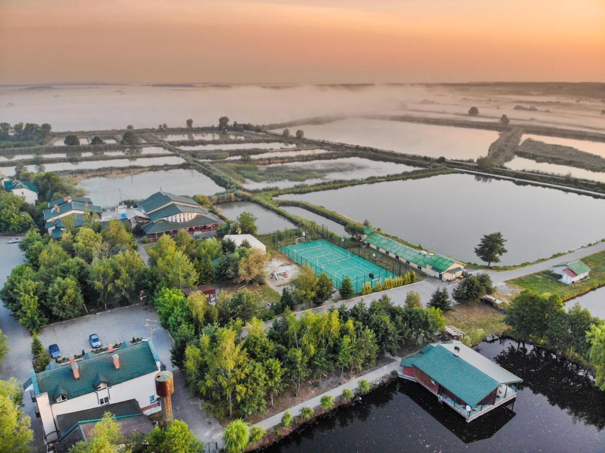 Hotel "Озерний Край" Pustomyty Exteriér fotografie
